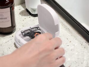 휴대용 면도기를 걸어서 보관하는 케이스이면서, UV자외선으로 살균도 할 수 있는 개인 위생 제품