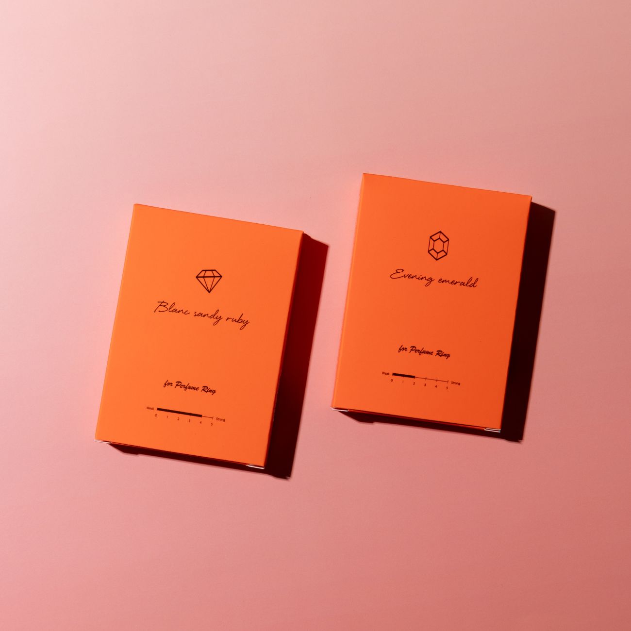 Perfume Ring 리필 향 2종 (Evening Emerald, Blanc Sandy Ruby) 클로즈업 이미지.